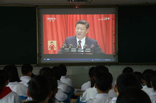 铁佛镇：干部群众积极收看党的十九大开幕会盛况 (3)
