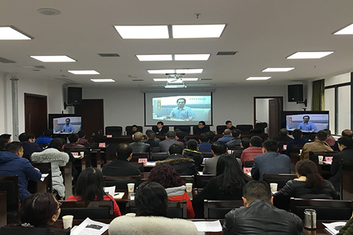 接受法纪教育干部观看警示片